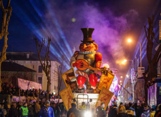 Sfilate dei carri, musica, festa e grandi affari. La Notte dei Colori accende Fano