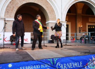 Un “Giovedì Grasso” pieno di gente e il sindaco Andrea Giomaro danno il via all’ultima settimana del Carnevale di Fano