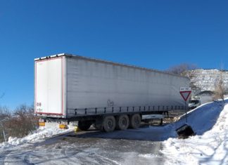 Camion con rimorchio bloccato in curva per l’improvvisa nevicata, chiusi due km della Sp 2 “Conca”