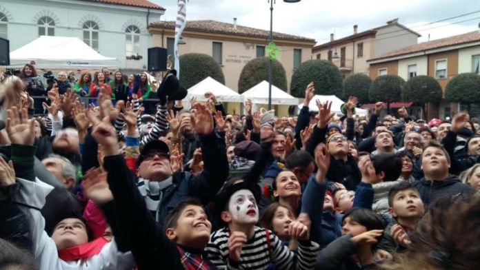 Folla alle prese con il lancio dei tartufi