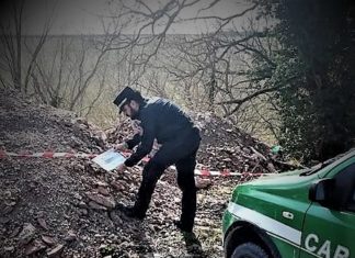Discarica di roccia e pezzi asfalto a Sassoferrato. Denunciato imprenditore