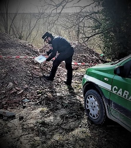 Ambiente: i Carabinieri Forestali sequestrano una discarica abusiva a Sassoferrato