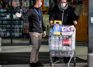 Gli operatori: “Anche due o tre volte al giorno ai supermercati. Con la scusa della spesa alimentare in tanti aggirano le raccomandazioni”