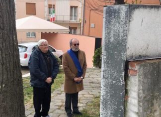 Bandiere a mezz’asta nell’edificio della Provincia e omaggio del presidente al monumento ai caduti di Monteguiduccio