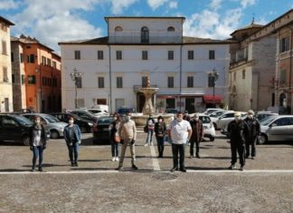 Baristi e ristoratori protestano: luci accese e oltre 400 chiavi consegnate ai sindaci della provincia. “Noi abbandonati”