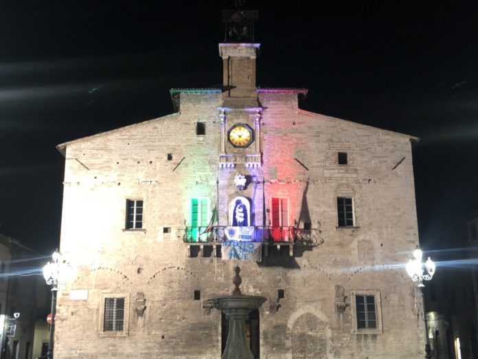 comune illuminato tricolore