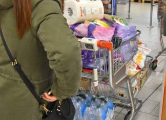 Covid, Marche: chiusura di tutte le attività di vendita di generi alimentari e prima necessità a Pasqua, 25 aprile e 1 maggio