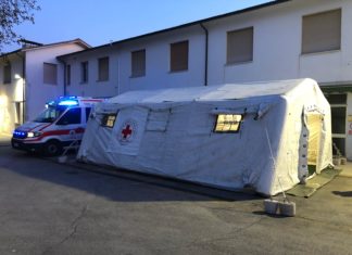Fano, tenda per la decontaminazione allestita dalla Croce Rossa nel Santa Croce