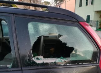 Vandalo sfonda i finestrini di 5 automobili a Fano
