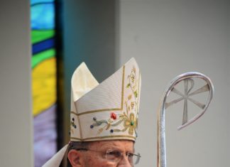 Il vescovo ammonisce i sacerdoti: “Rispettate le misure anti contagio”