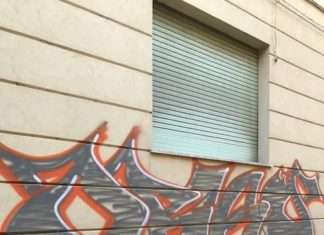 Cagli, imbrattati monumenti e abitazioni private
