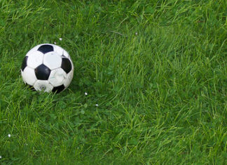 Ancona, giocavano a pallone al parco: multati cinque maggiorenni