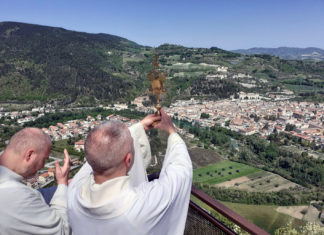Dal belvedere del Colle dei Santi la benedizione contro la pandemia