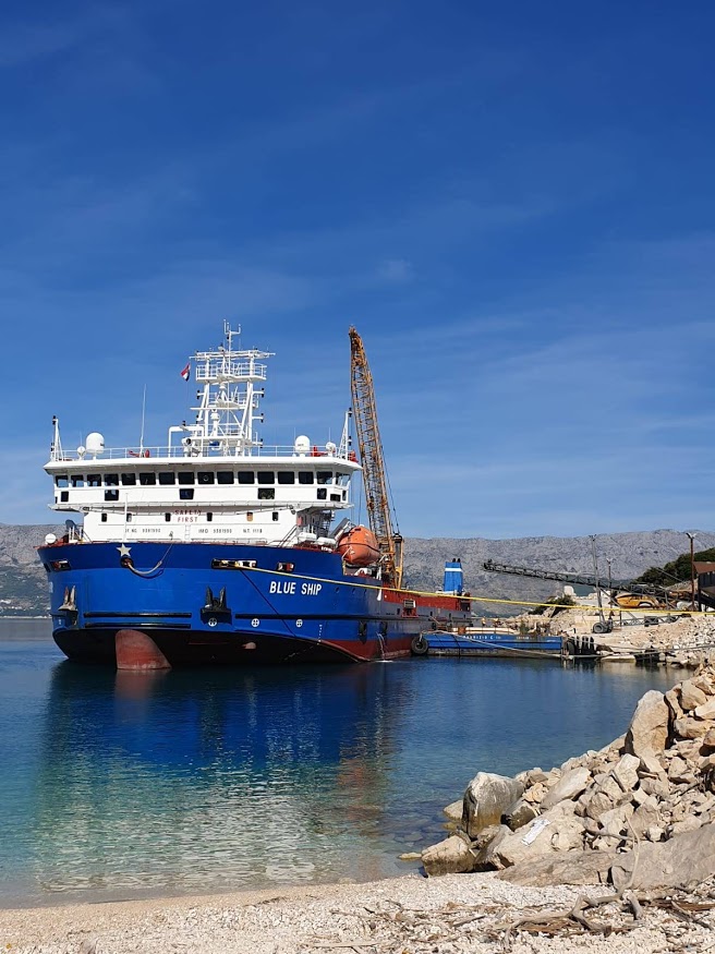 foto nave scogli