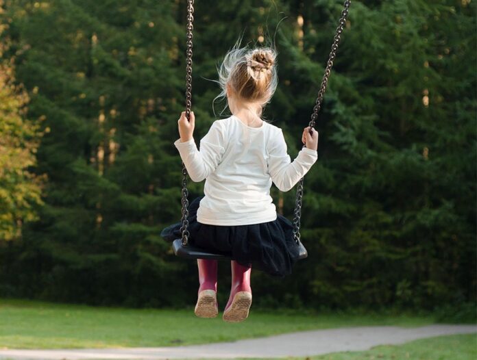 bambina-altalena-