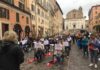 Per 30 alunni serve un’aula così: sciopero e flash mob dei sindacati davanti alla Prefettura