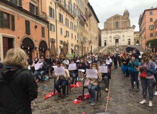 Per 30 alunni serve un’aula così: sciopero e flash mob dei sindacati davanti alla Prefettura