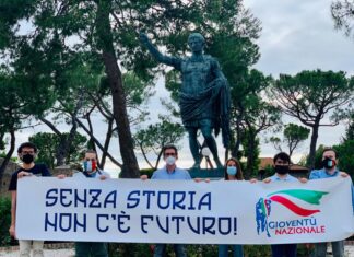 Gioventù Nazionale davanti alla statua di Augusto al Pincio di Fano per l’iniziativa “Senza Storia Non C’è Futuro”