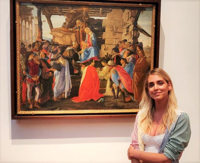 Chiara-Ferragni-davanti-allAdorazione-dei-Magi-con-autoritratto-di-Botticelli