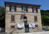 Striscioni a Fossombrone, la scuola di Calmazzo non si tocca