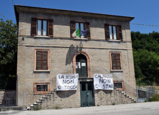 Striscioni a Fossombrone, la scuola di Calmazzo non si tocca