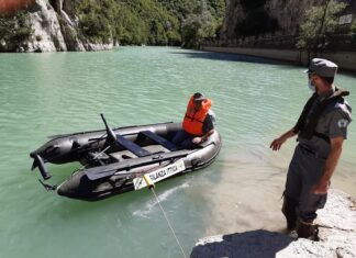 Sorveglianza ittica nei fiumi: le Guardie ecologiche volontarie (GEV) sul canotto elettrico