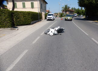 Urto scooter-auto a Fano, anziano in ospedale