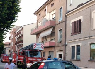 Casa invasa dal fumo, due in ospedale a Fano