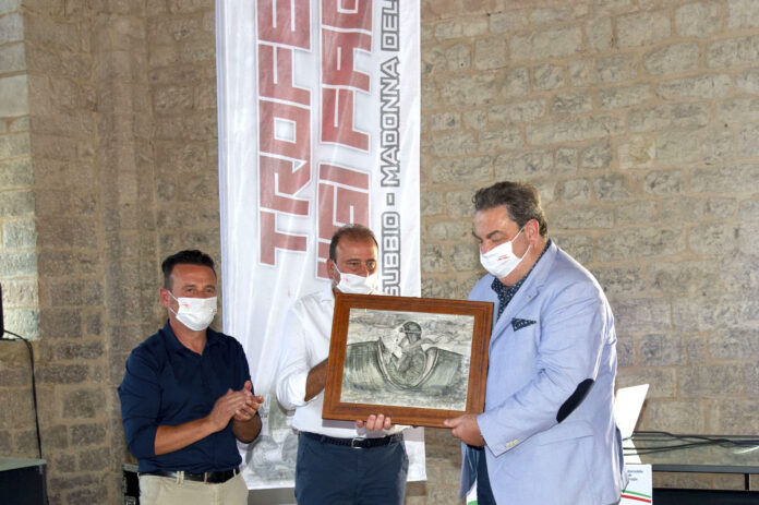 TLF20 Luca Uccellani a sx e Giovanni barbtti consegnano il Memorial Barebtti al dottor Marco Caporali a dx