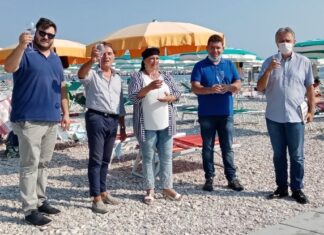 Brindisi in spiaggia conclude querelle estiva a Fano