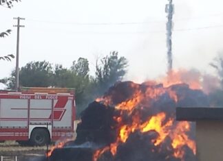 Paglia in fiamme, strada chiusa a Fano