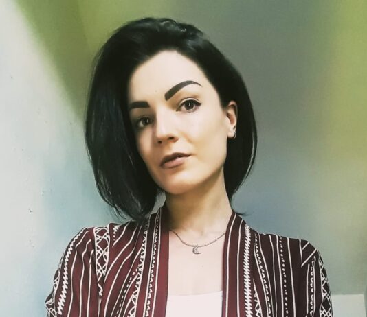 Cantiano, un quadro di Alice Baldeschi nello studio di Radiofreccia