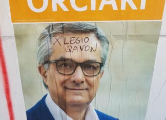 Campagna elettorale dai toni inaccettabili: proseguono insulti sui social e scritte sui manifesti