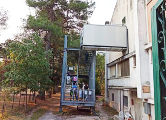 Fossombrone, i genitori della primaria contestano la scala antincendio utilizzata come quarto ingresso in sicurezza