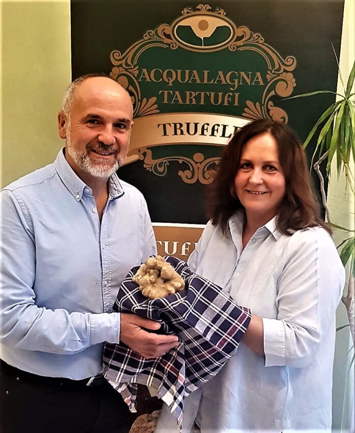Il sindaco Luca Lisi con la commerciante Emanuela Bartolucci