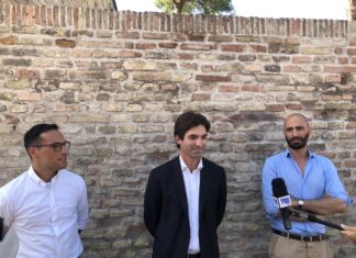 Luca Serfilippi (lega) presenta la sua candidatura alle regionali con al fianco Acquaroli