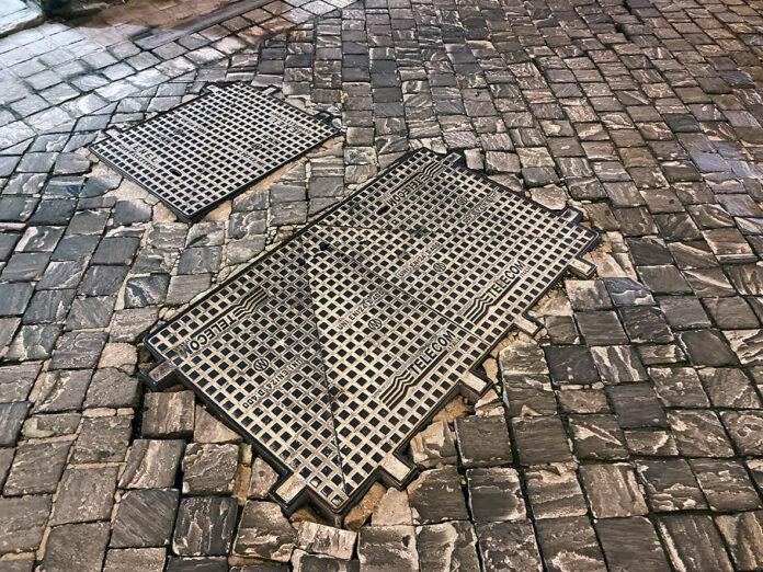Pavimentazione sconnessa sul corso