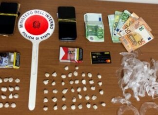 Settanta dosi di eroina nascosti sotto la poltrona. La Polizia arresta un nigeriano a Trasanni di Urbino