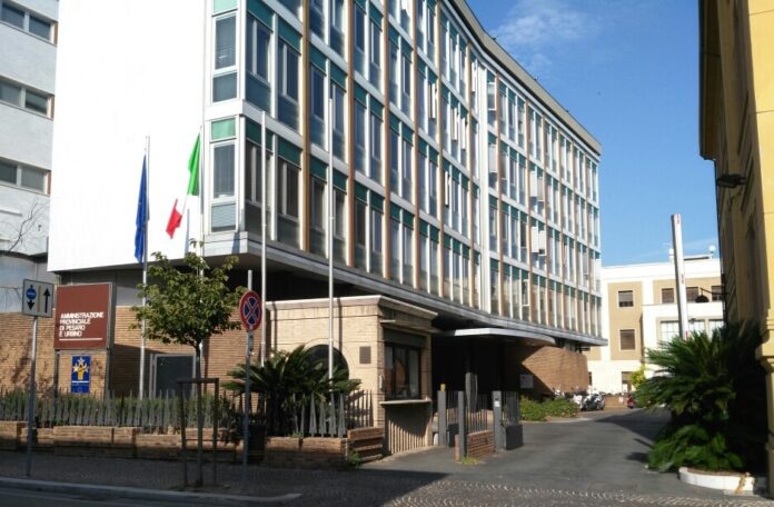 Edificio sede della Provincia che verrà dichiarato inagibile