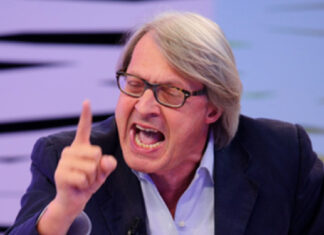 #ioapro, cinque giorni di chiusura per il locale di Carriera. Clienti sanzionati. Sgarbi: “I sanificatori nei ristoranti distruggono il Covid…”