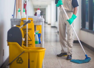 Scioperano addetti alle pulizie e alla sanificazione per il mancato rinnovo contrattuale: presidio anche a Pesaro stamane
