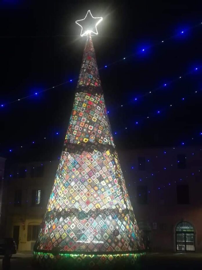 Albero di Natale all'uncinetto visto di notte