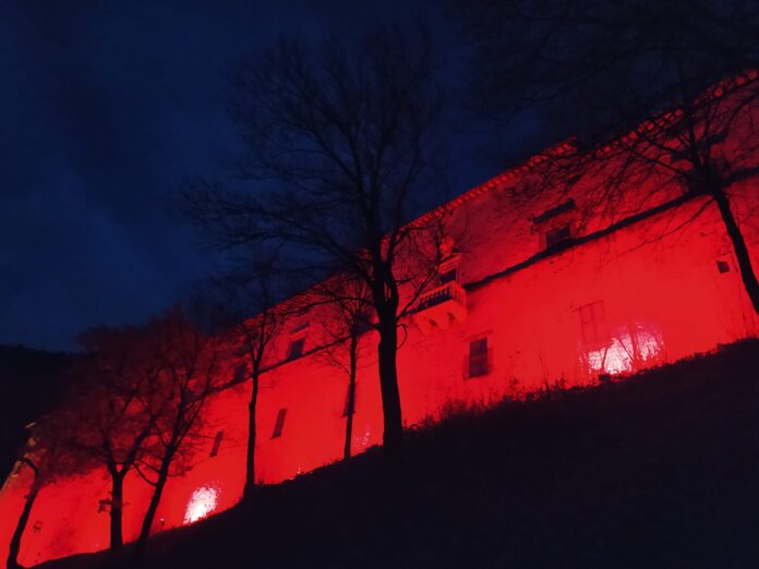 Castello Brancaleoni di Piobbico illuminato di Rosso per Il Natale che non ti aspetti