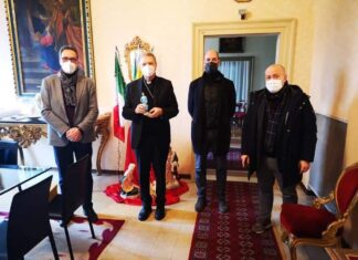 Coldiretti e Confartigianato donano “L’infermiera anti Covid” per il presepe del vescovo di Pesaro