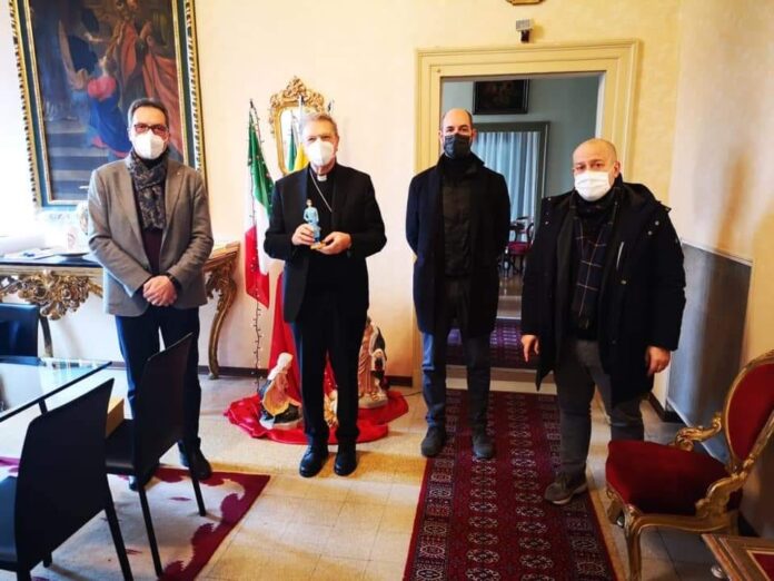 consegna statuina vescovo pesaro