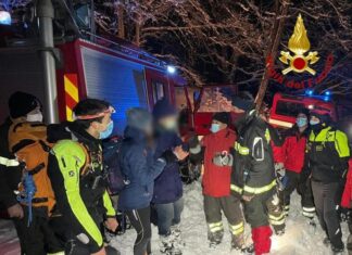 Escono dal sentiero per evitare il buio ed arrivare prima all’ auto, ma rimangono bloccati. Salvati da Soccorso Alpino e Speleologico e VVF