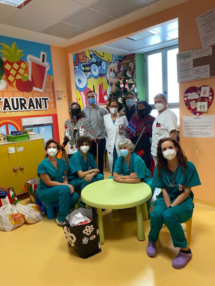 Francesco Gulini con le Befane di Urbania all'interno del reparto di Pediatria del Salesi con medici e infermieri