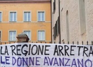 Protesta femminista a Fano contro la giunta regionale