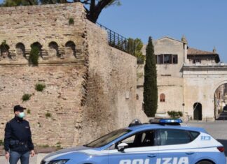 Fano: ai domiciliari per l’aggressione al lido, pubblica foto e video social. Giovane in carcere
