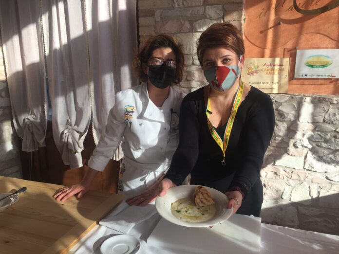 Raffaella Bocchetti con la cuoca contadina Doriana Barattini del Casale a Pergola